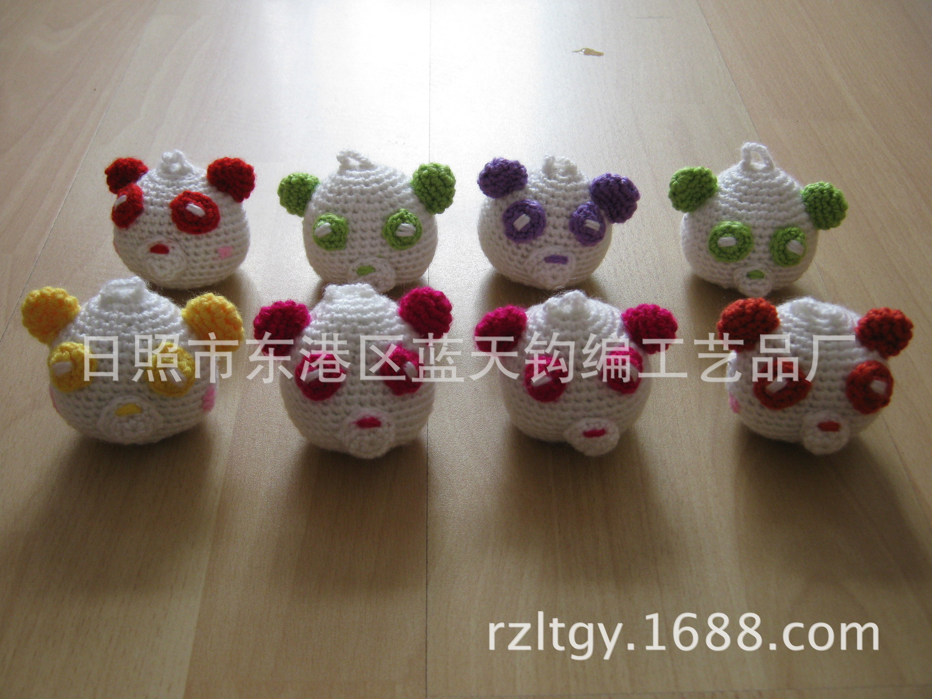 手钩编织工艺品。钩针钩编工艺品