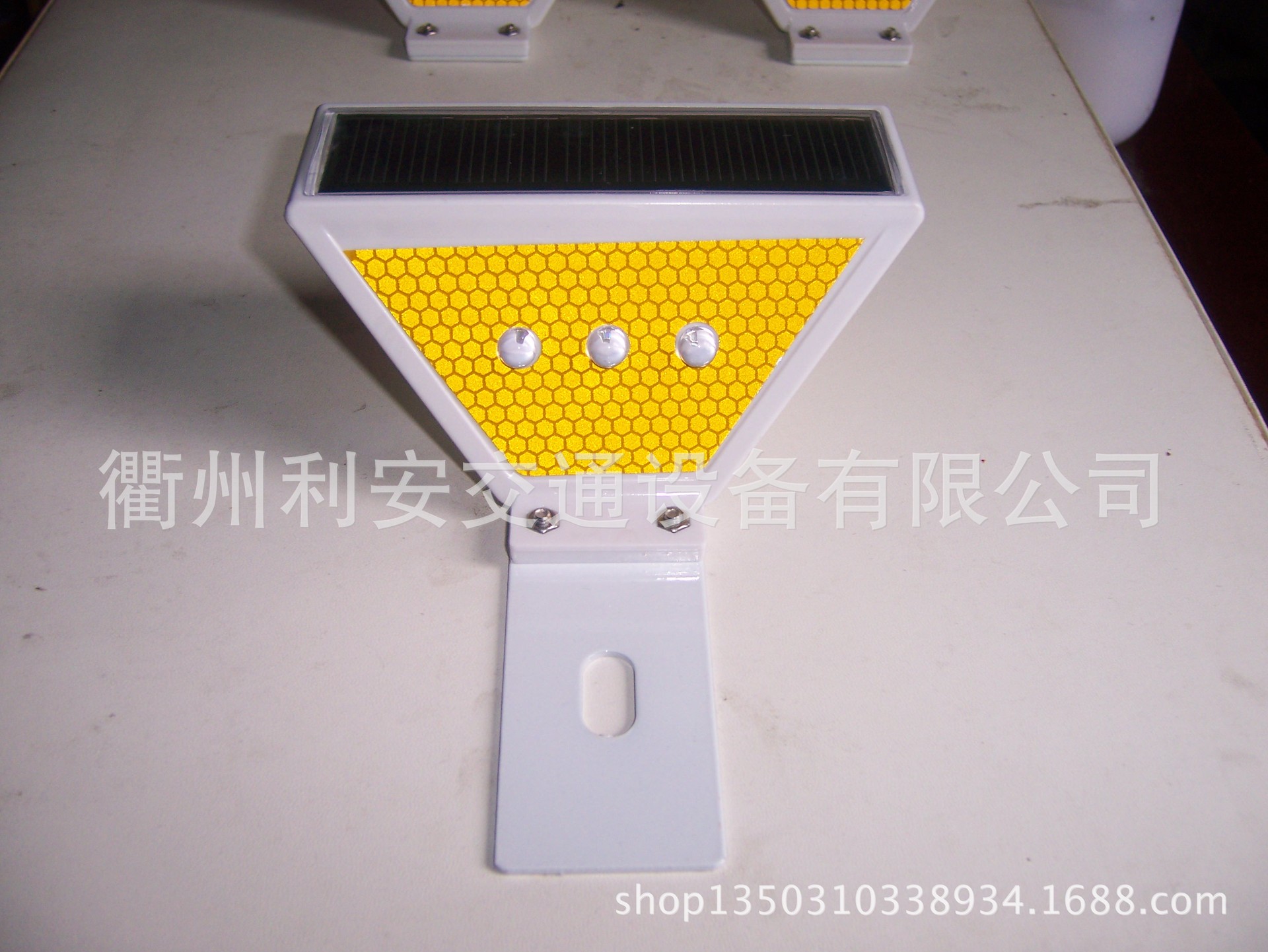 梯形太阳能轮廓标紧固型