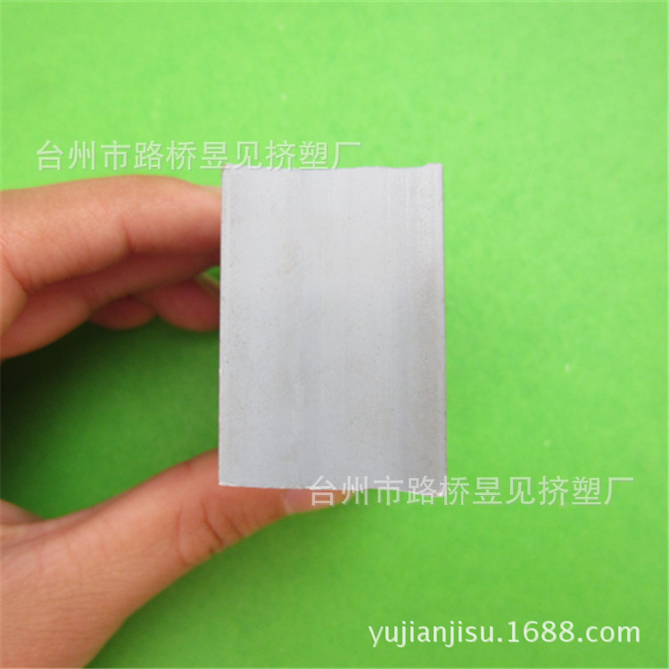 Productos de extrusión de plástico PVC plástico puertas y ventanas Perfil de barandilla de acero de plástico perfil PVC Procesamiento de extrusión