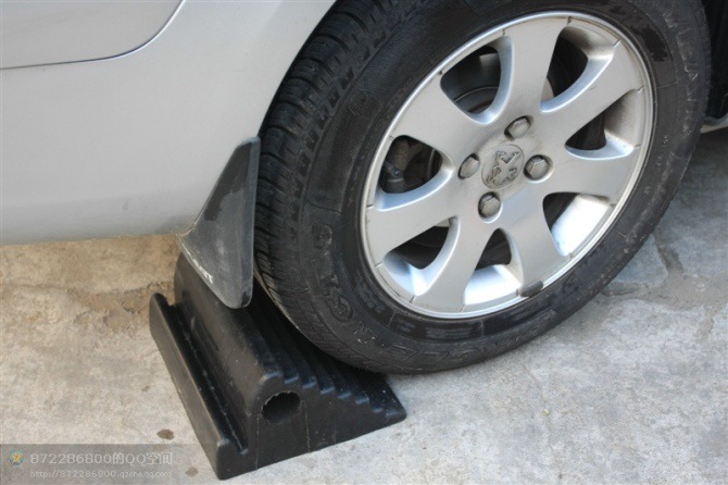 车轮至退器 三角空心型 15cm斜坡点 坡道防溜车橡胶垫 定位器