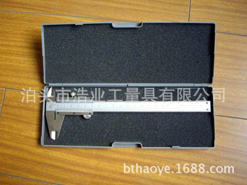 I型游标卡尺 大四用游标卡尺 碳钢上紧固0-100 125 150 0.02 0.05