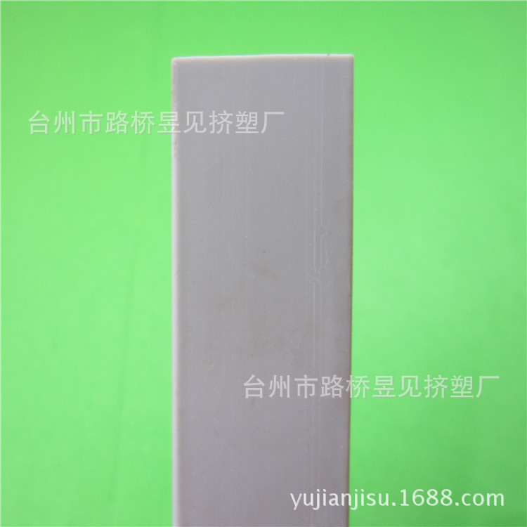 Productos de extrusión de plástico Ranura de plástico de PVC canaleta montada en línea Perfil de PVC extrusión procesamiento personalización