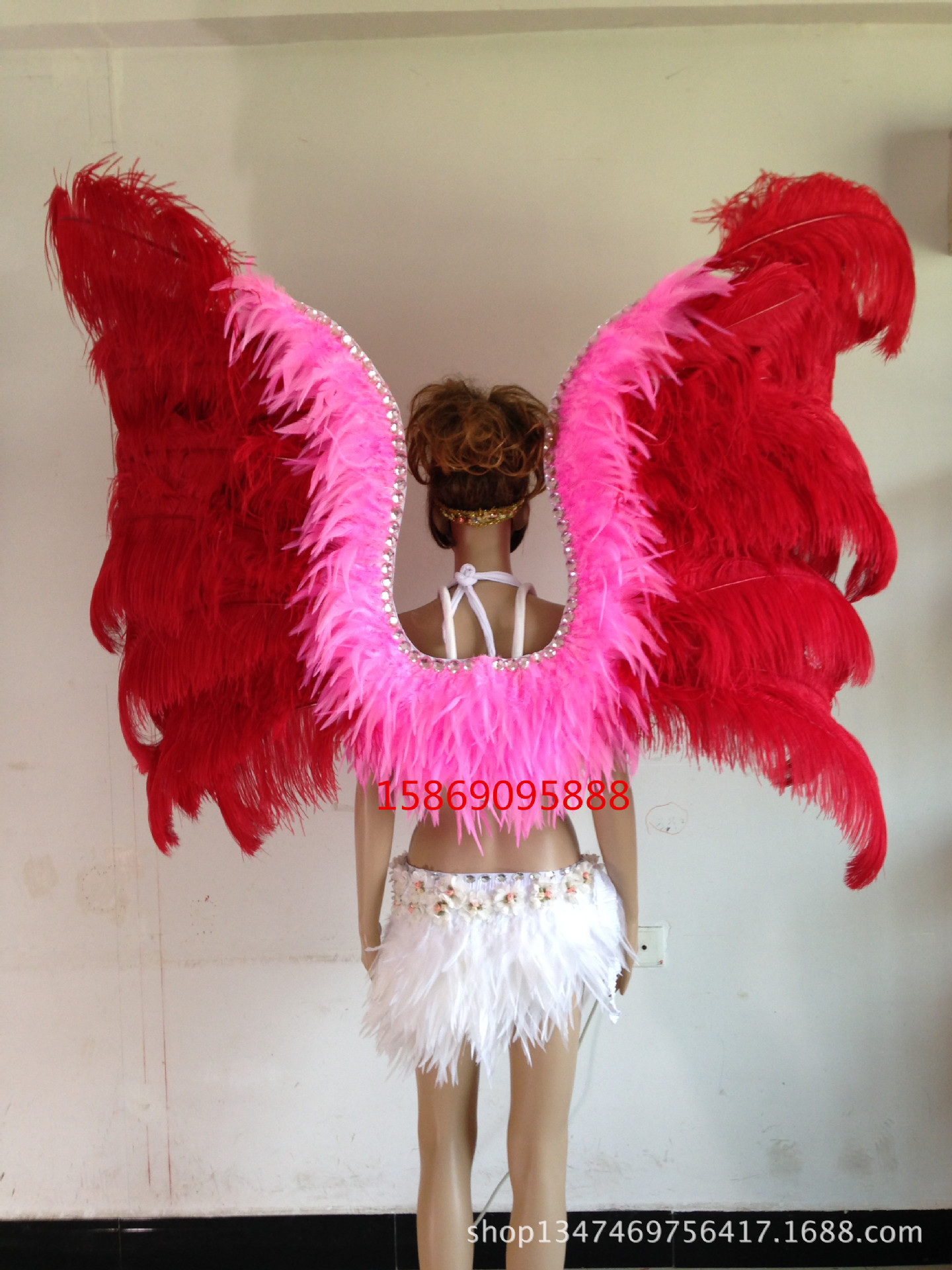 演出羽毛裝飾服裝