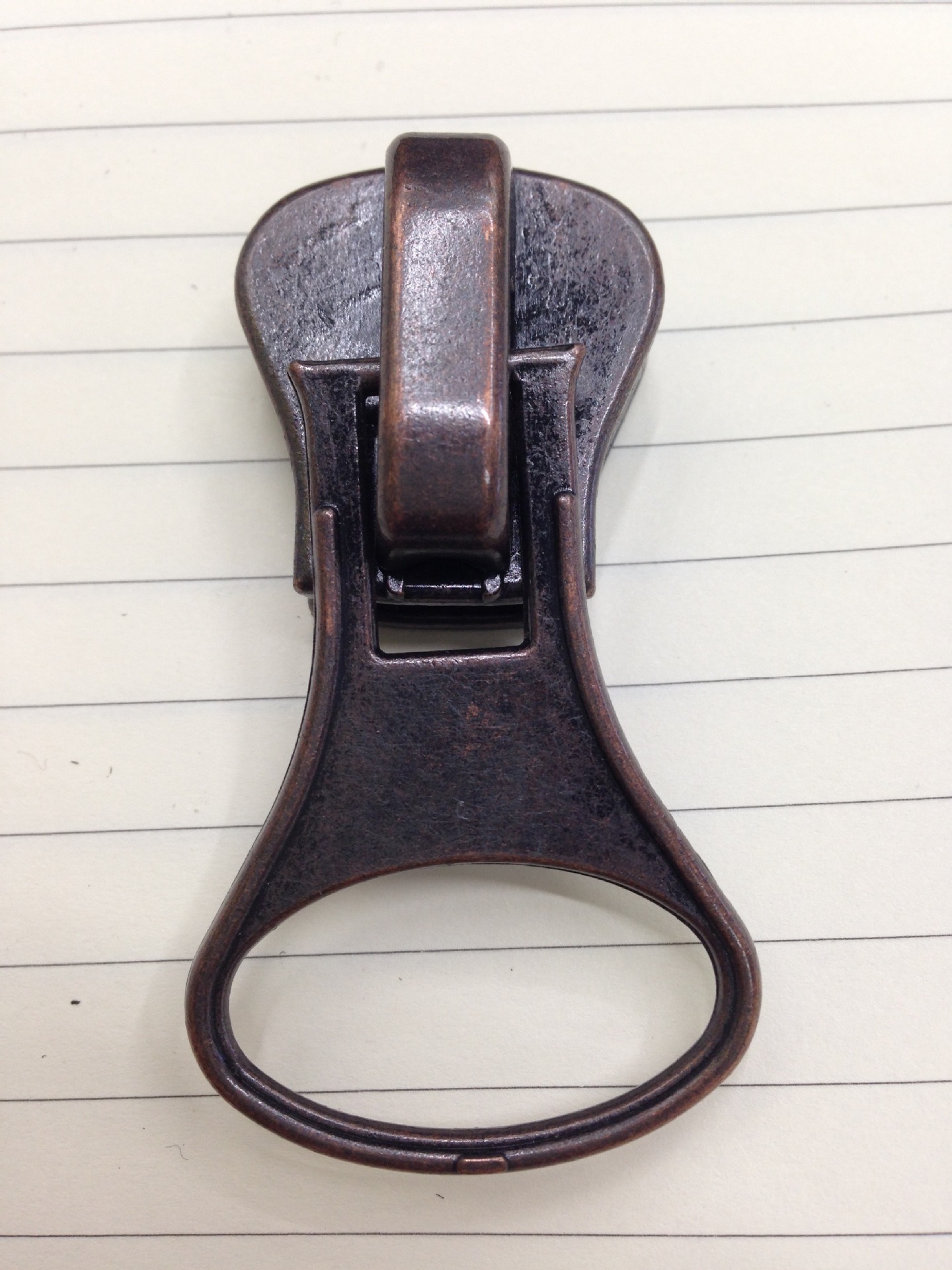 【伟兴辅料】提供拉链头浅金拉锁金属配件包包酒红自动锁拉链头