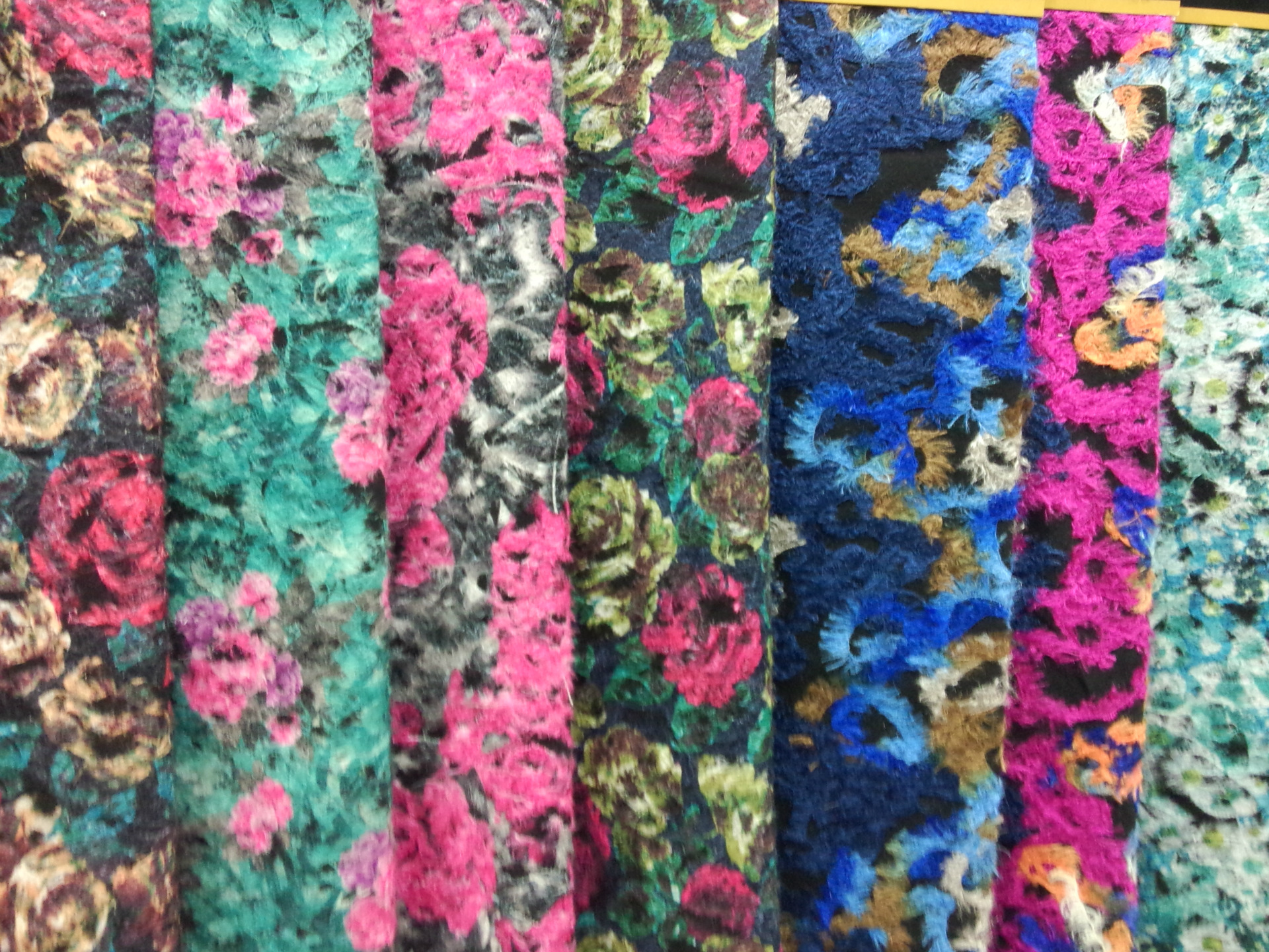 厂家直销 粗纺毛呢电脑绣花面料 秋冬款时尚服装面料 羽毛绣花