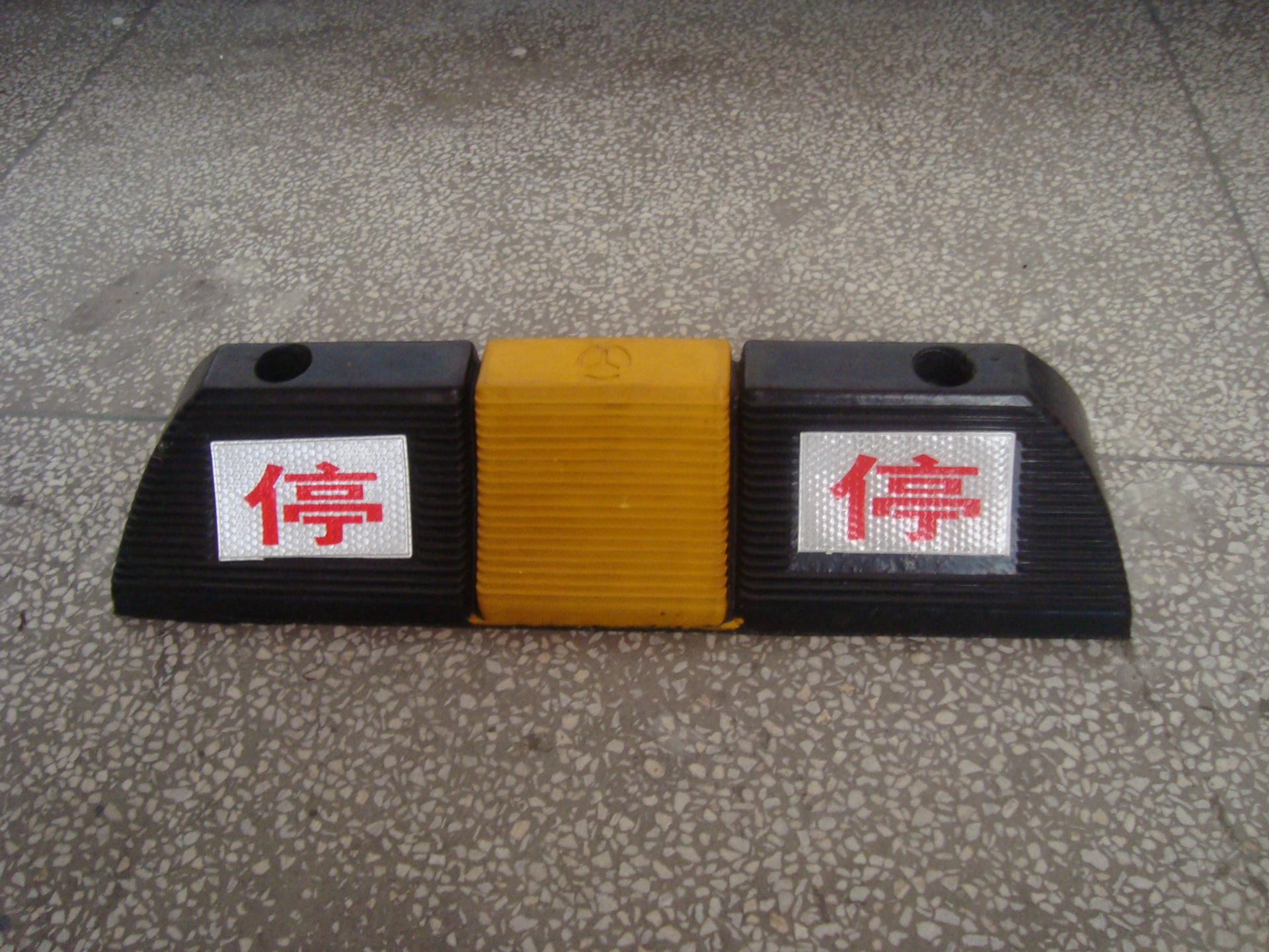 两孔停字 橡胶车轮定位器 50cm长 细腻胶质挡车器 晶格贴膜定位器