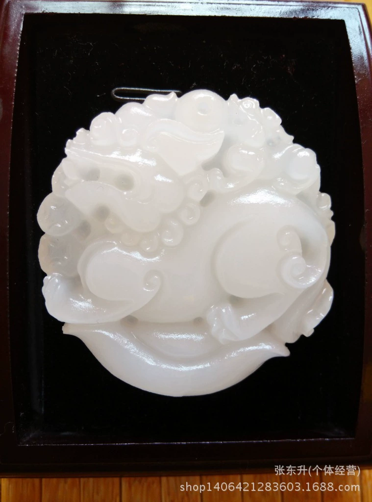 Подвеска из белого jade