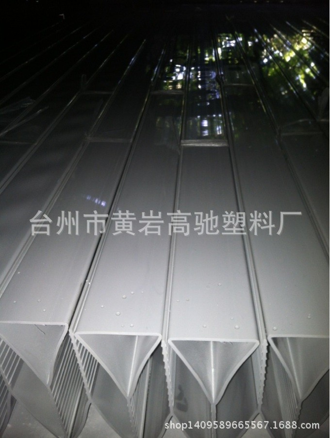 按客户需求制定各种规格pvc异型材 畜牧板材配件