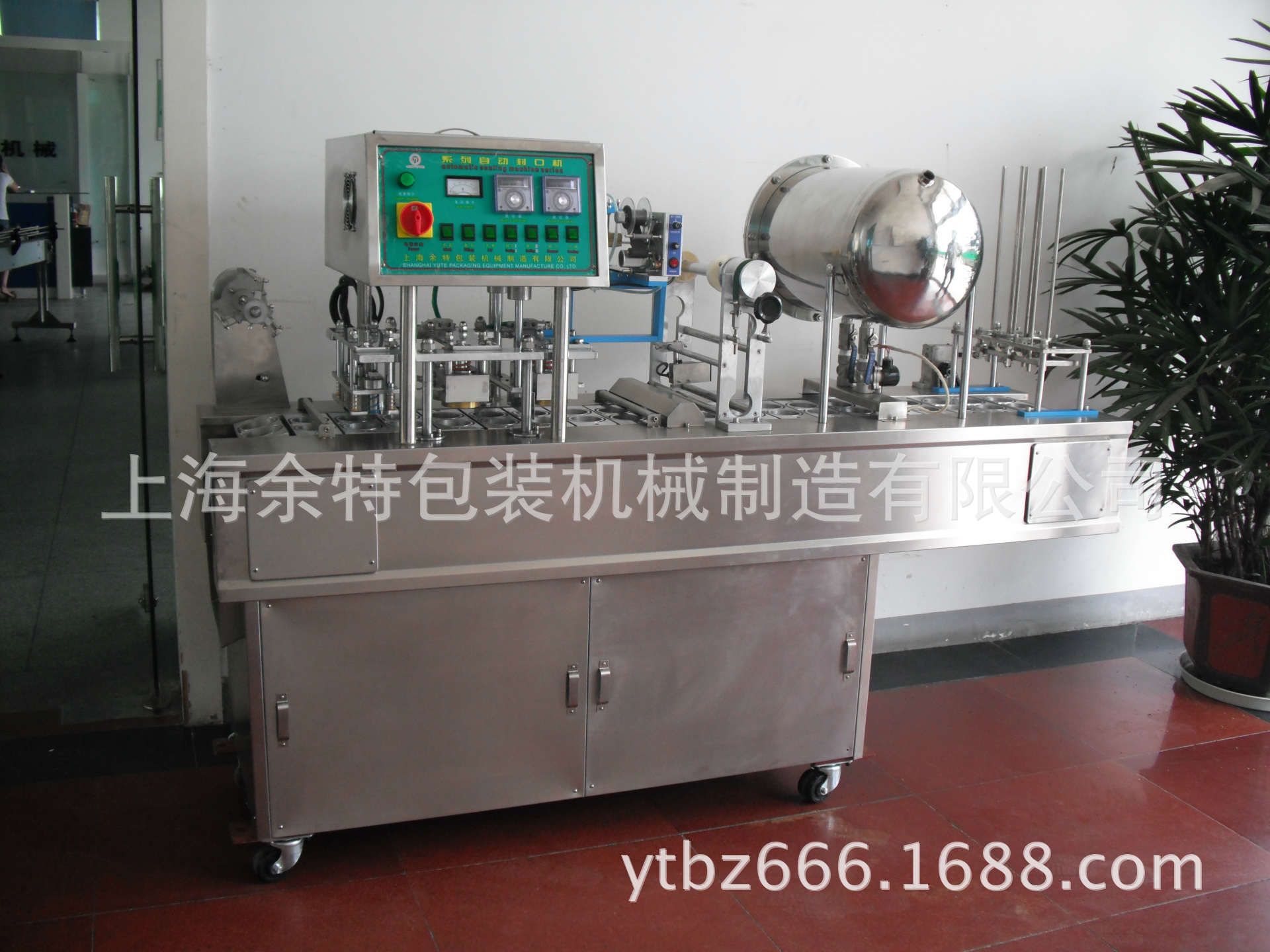 厂家供应塑杯封口灌装包装机广泛用于酸奶饮料、酱料、果冻包装