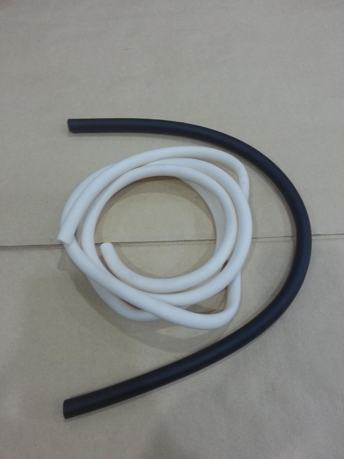 TPV管材料（除本色黑色外，可据要求添加色母制成其他颜色管材）