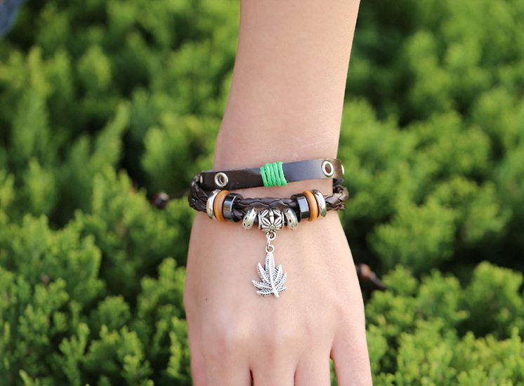 Accessories Cowhide Bracelet Maple Leaf Pendant Leather Bracelet Batch Leather Jewelry display picture 4