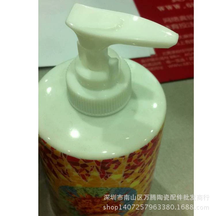 Новая пластиковая насадка молочно-белого цвета с небольшим зажимом