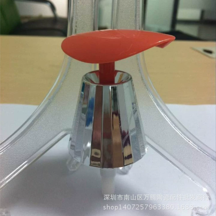 Цветное гальваническое сопло в форме сердца, головка насоса, хромированное сопло, насадка для ванной комнаты