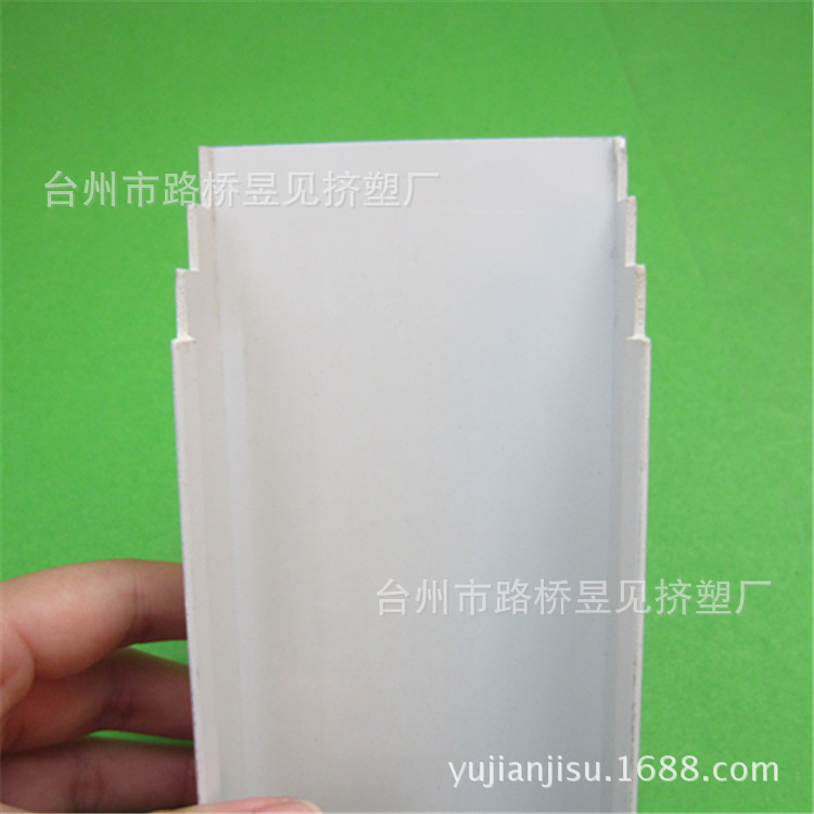 Productos de extrusión de plástico PVC tubo cuadrado de plástico tira de plástico productos de forma especial procesamiento de extrusión de perfil de PVC
