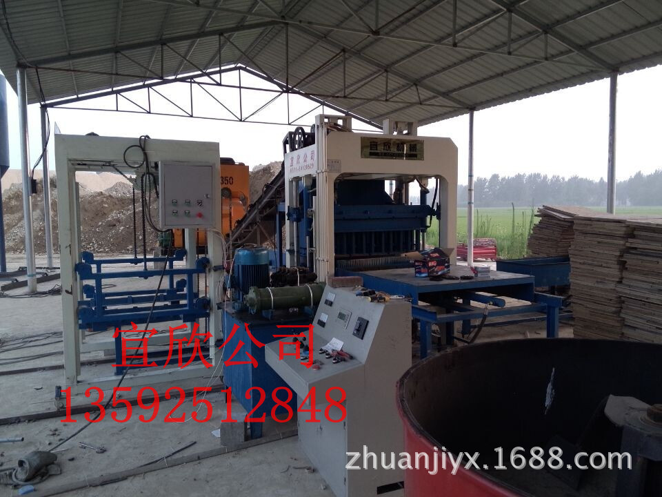 5-15透水磚機現場