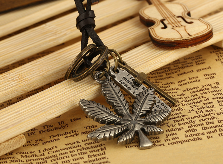 Fashion New Retro Men's Leather Maple Leaf Leather Necklace display picture 3