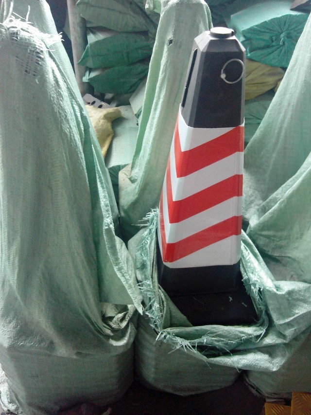 红白方锥 方形道路标志 75公分高带铁环雪糕筒 小区交通路锥