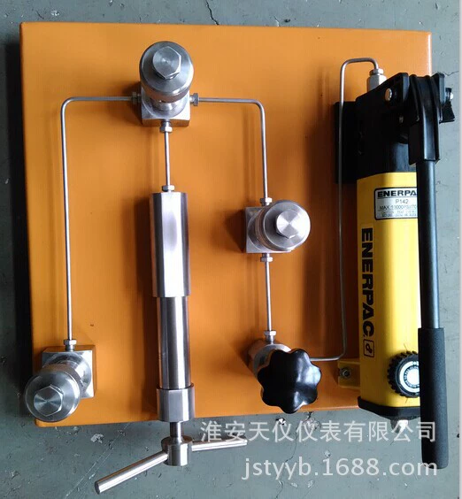 Настольный калибратор ручного настольного насоса для контроля давления может производить ручные источники гидравлического давления в соответствии с требованиями пользователя