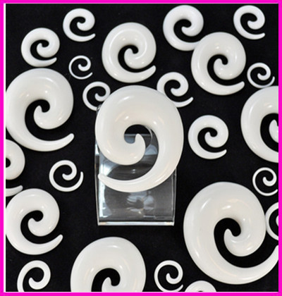 16G labret stud size and finish detail