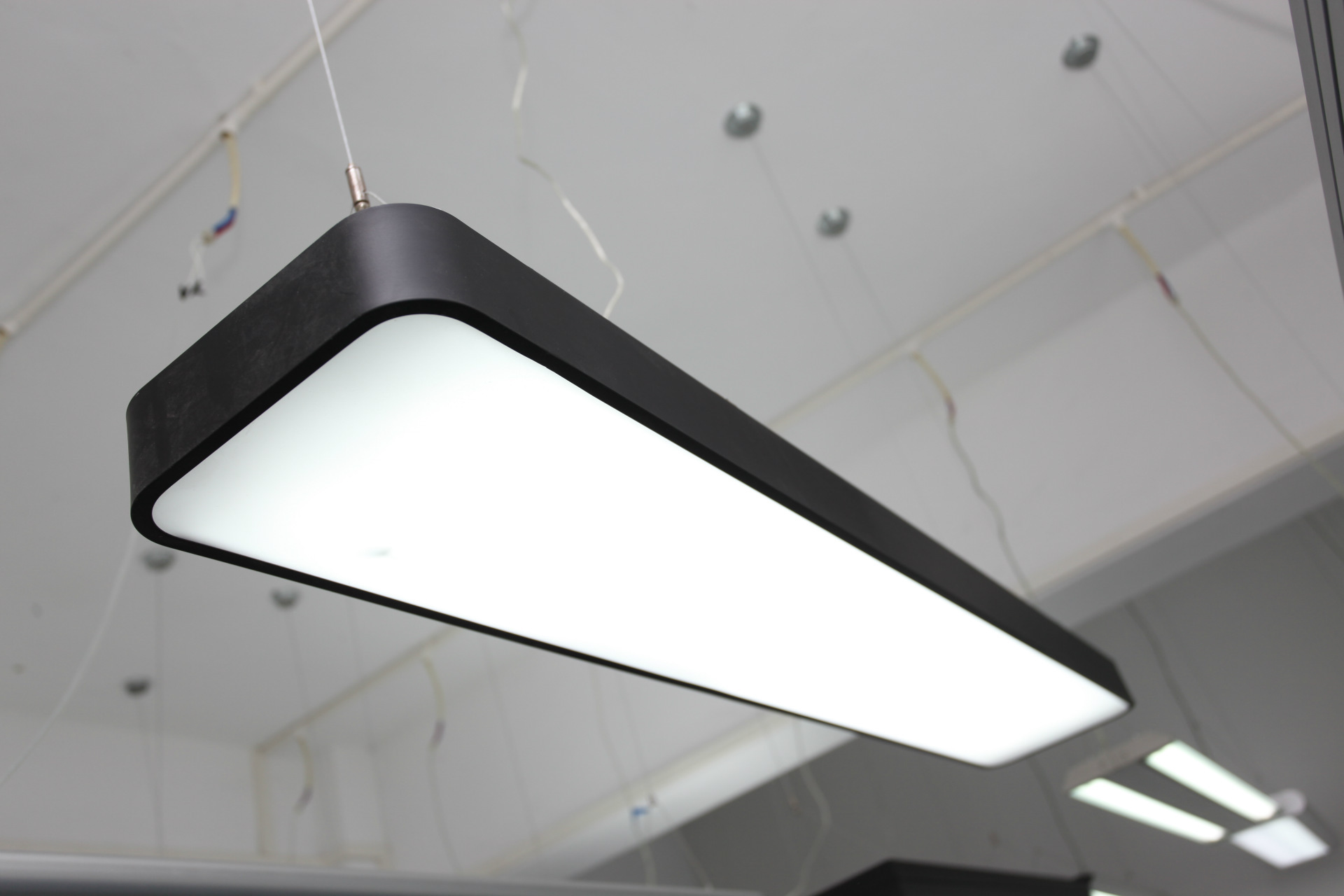 现代led长条办公灯 铝材创意个性吊灯展厅吊装灯 工业风吊灯批发-阿里巴巴