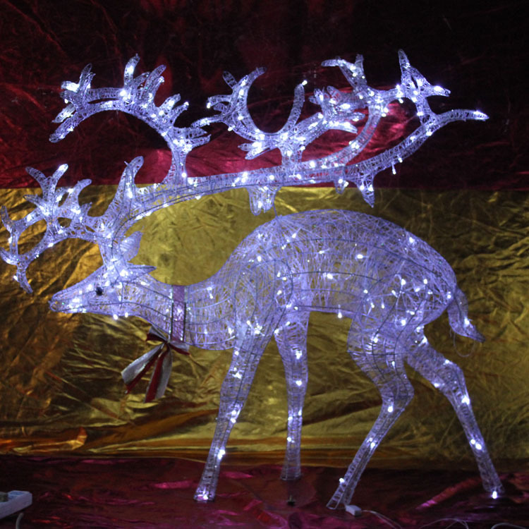 ����ֱ�����շ���ʥ��¹��װ�ƣ�¹����ѩ���̳��Ƶ겼��װ����