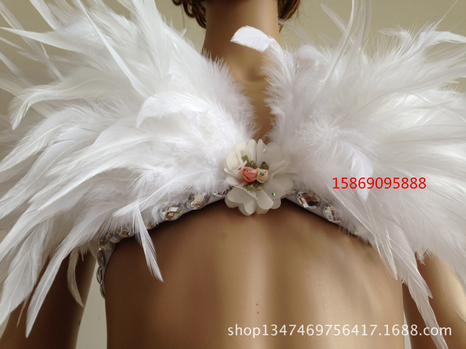 演出羽毛裝飾服裝