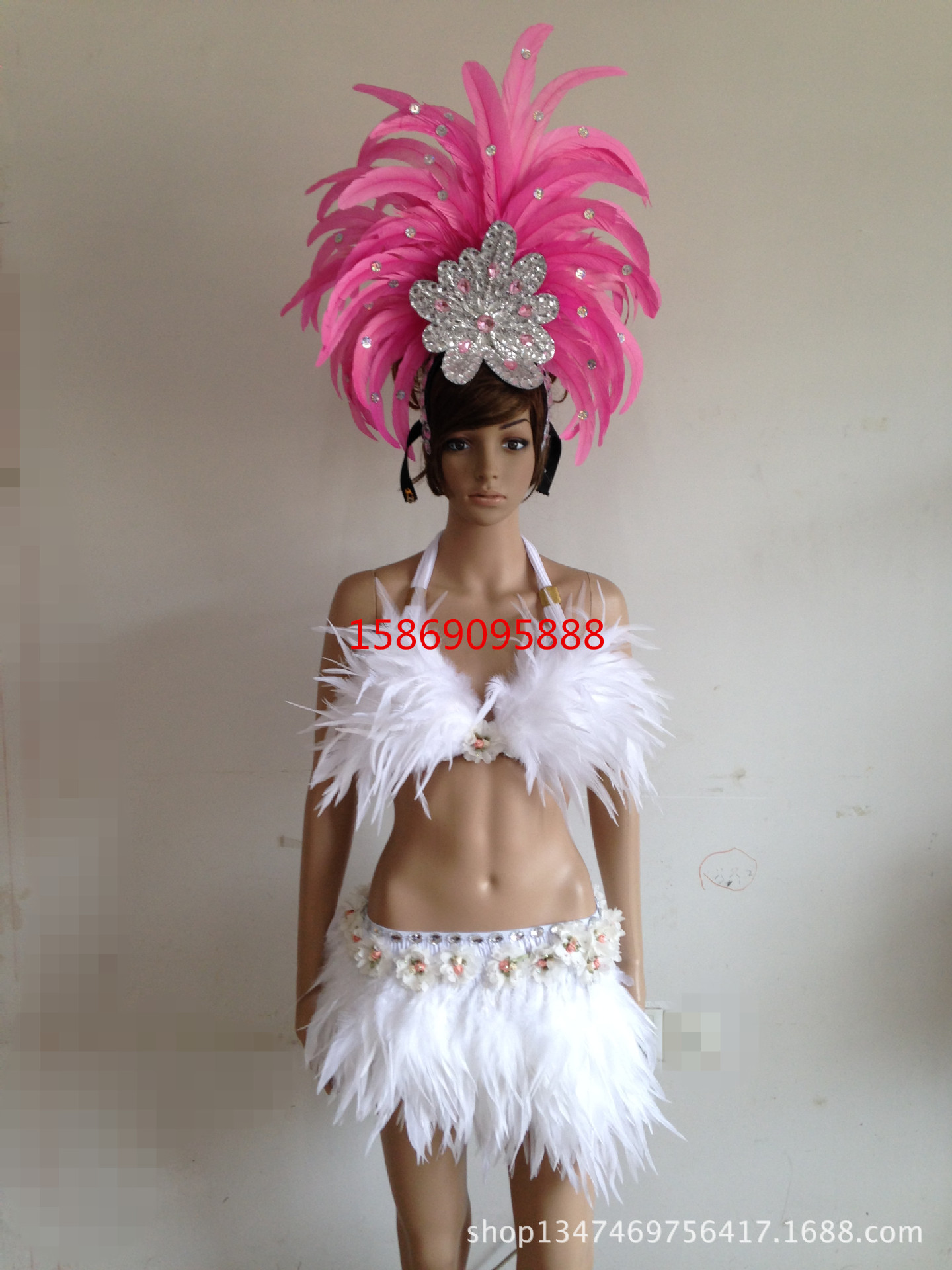 演出羽毛裝飾服裝