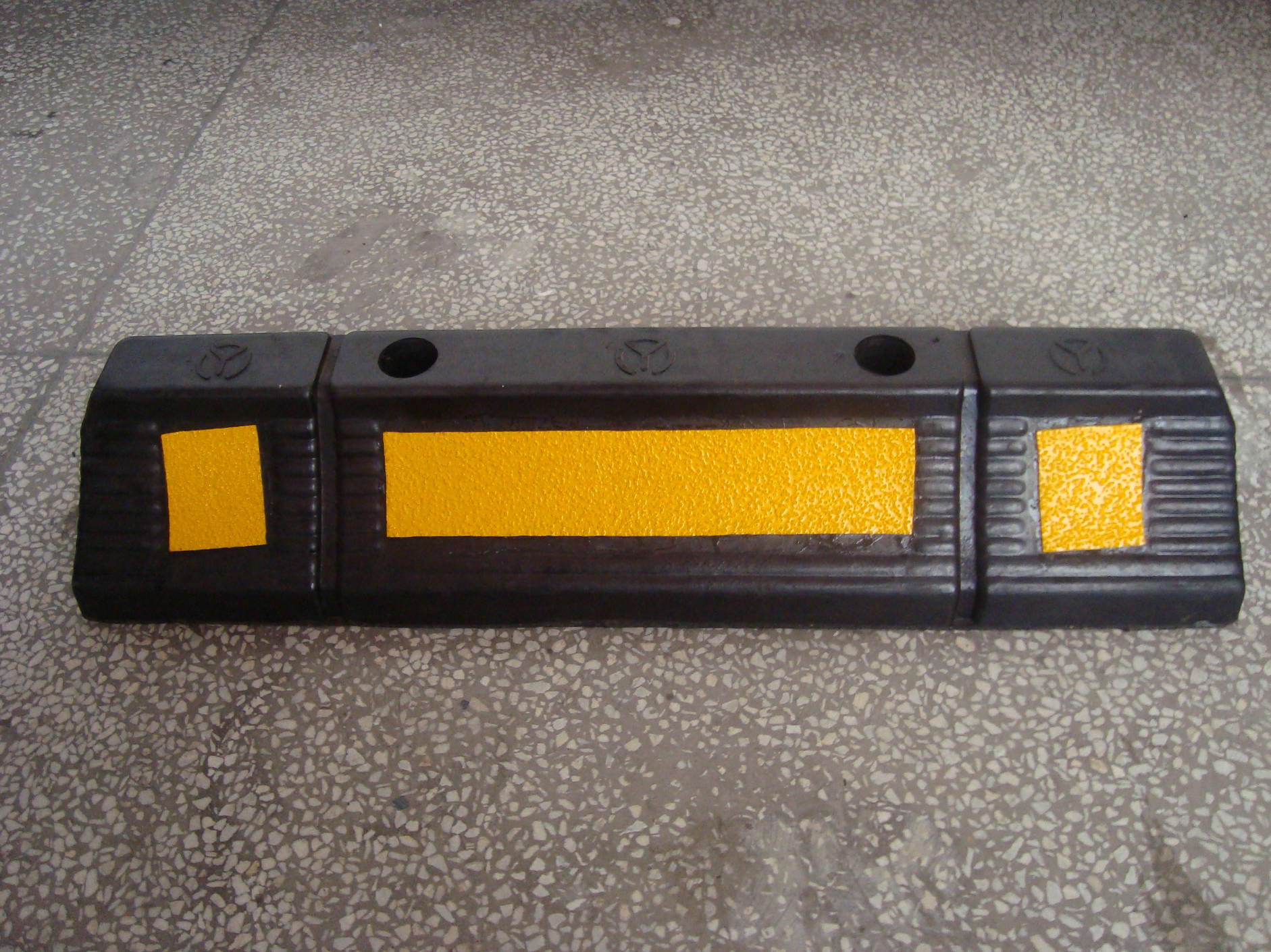 停车场用车轮定位器 橡胶材质 加长60cm 4kg 晶格反光膜 车档