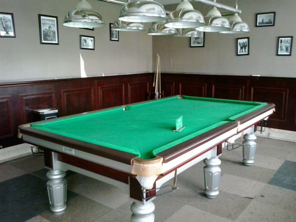 Второй рукой на столовой секунду в руках бильярда Циао цена с второй рукой Столовый шарик Цяо продает бильярдные бильярдные.