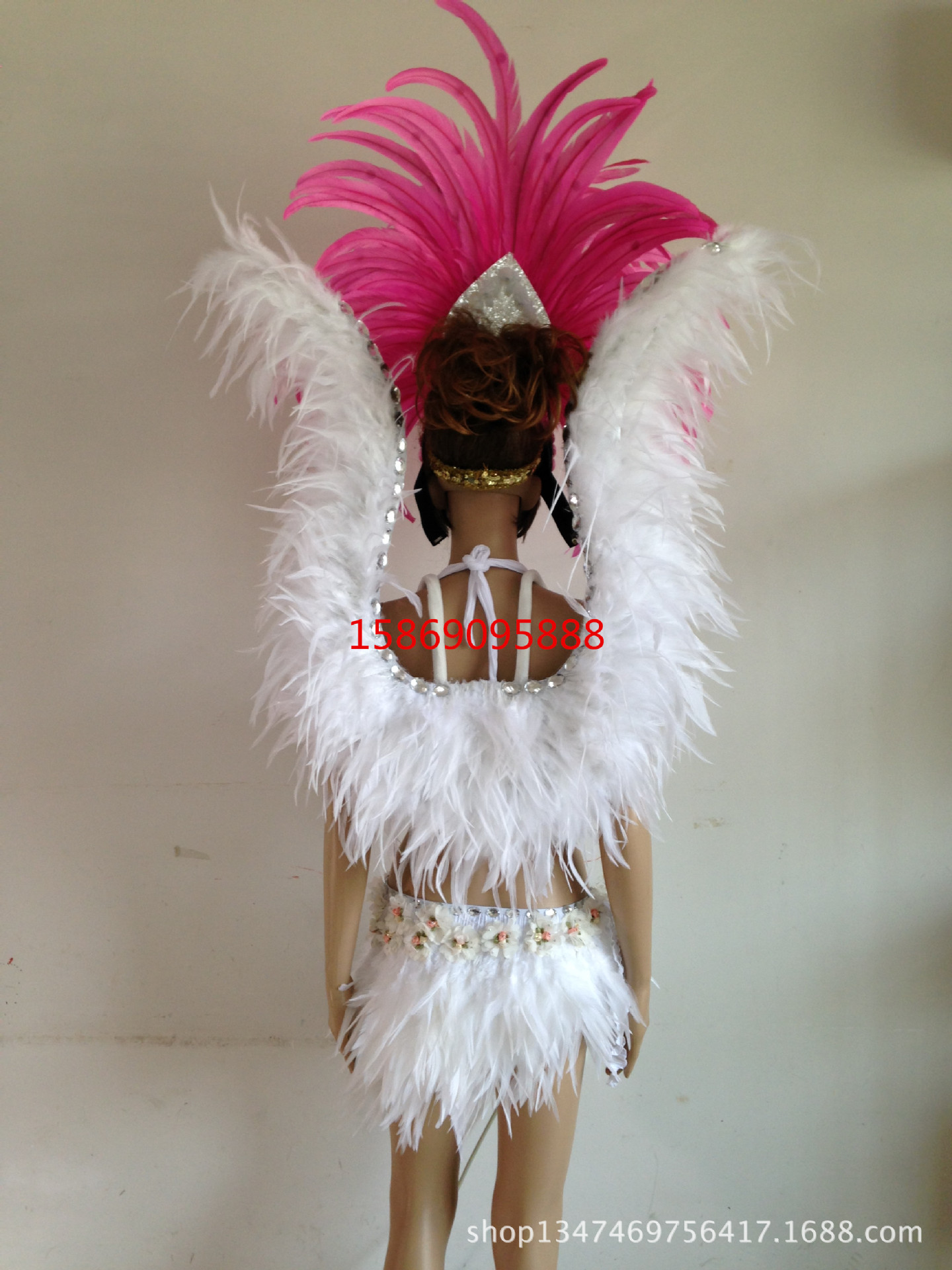 演出羽毛裝飾服裝