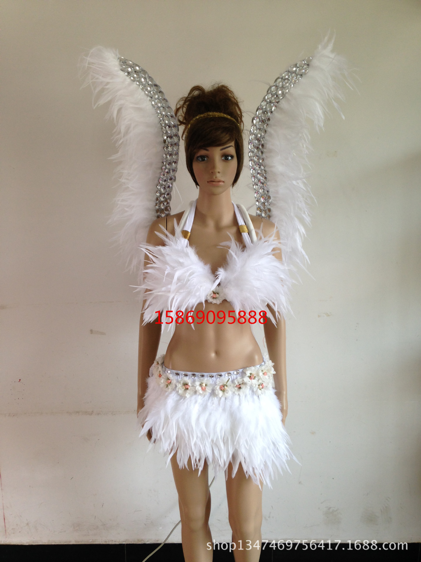 演出羽毛裝飾服裝