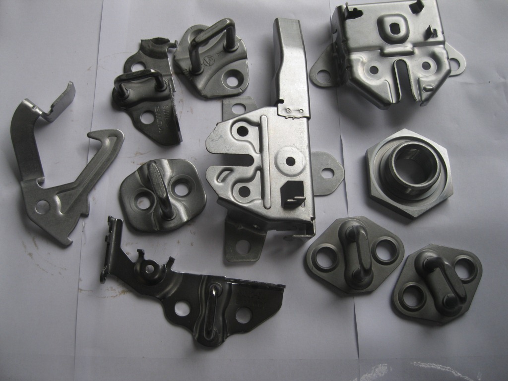 各类汽车配件电镀锌镍合金,盐雾可达720-1200H，五金冲压件