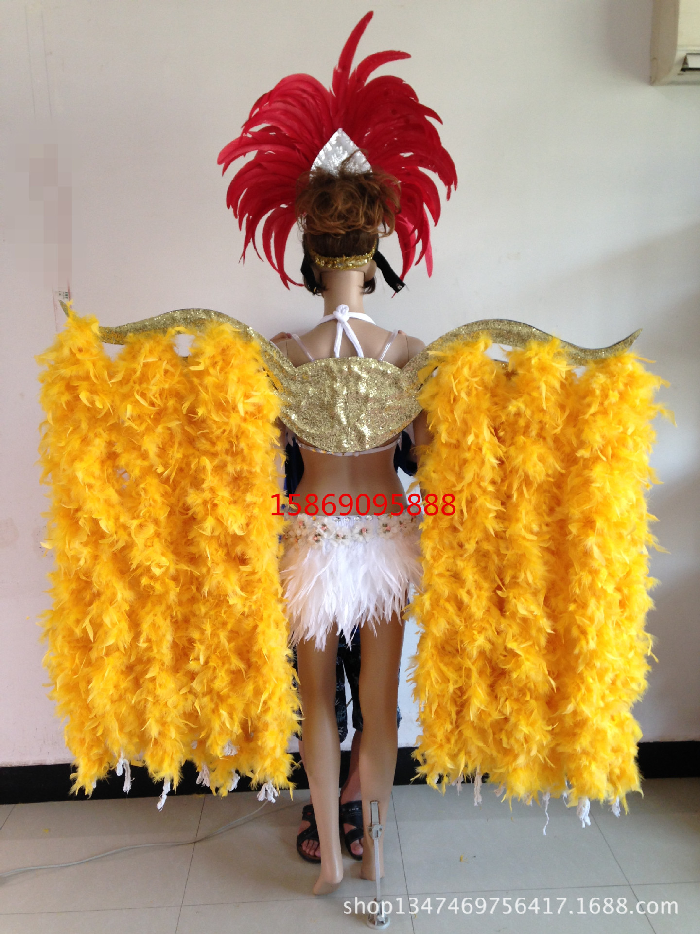 演出羽毛裝飾服裝