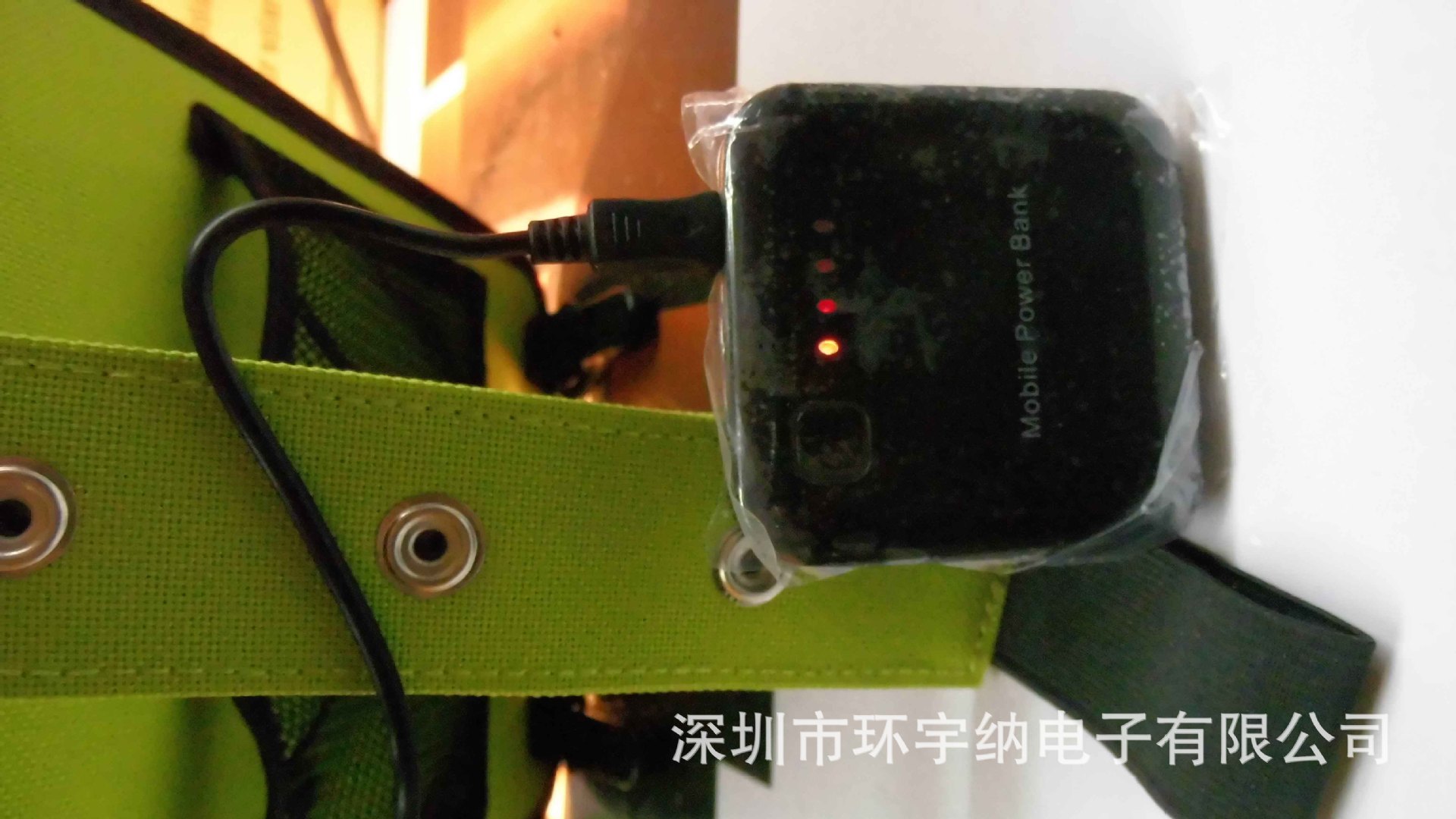 Chargeur solaire en 600D - 5 V - batterie 2000 mAh - Ref 3396499 Image 3