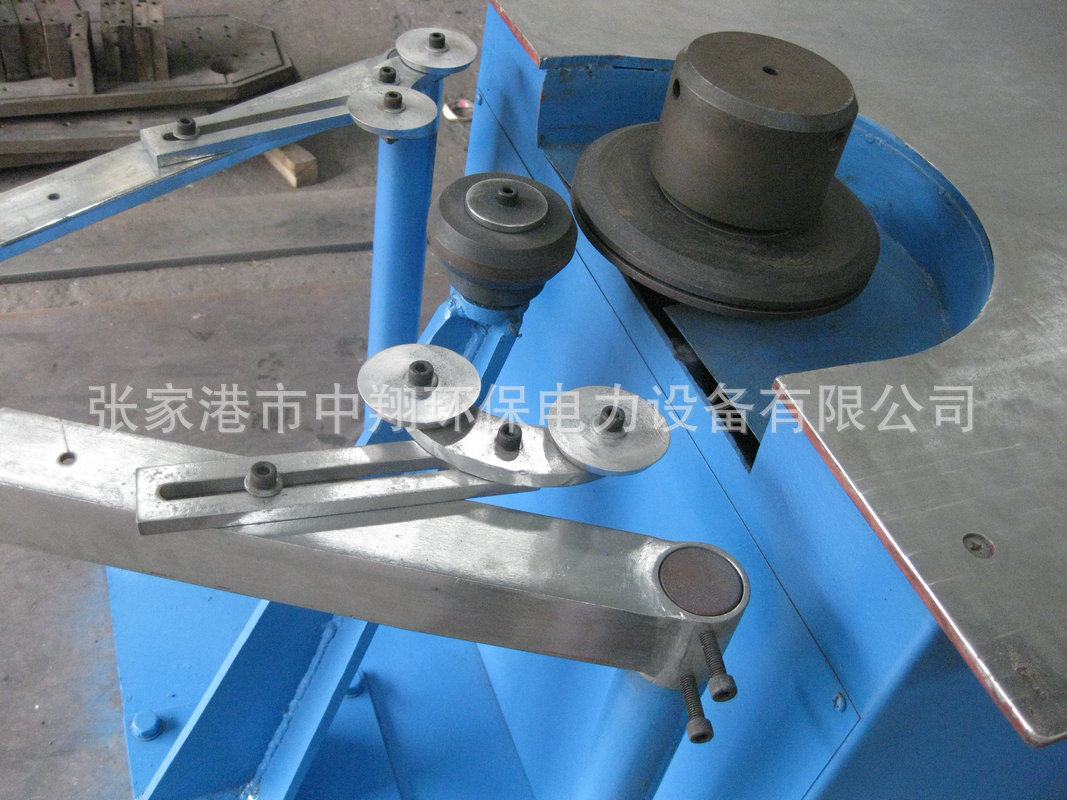 蝦米彎頭機合縫工位