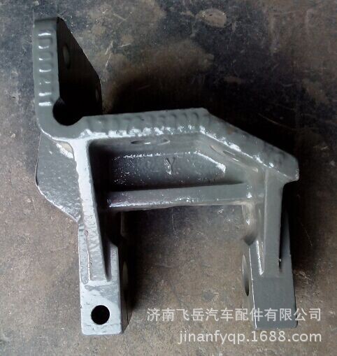 豪沃前簧前支架