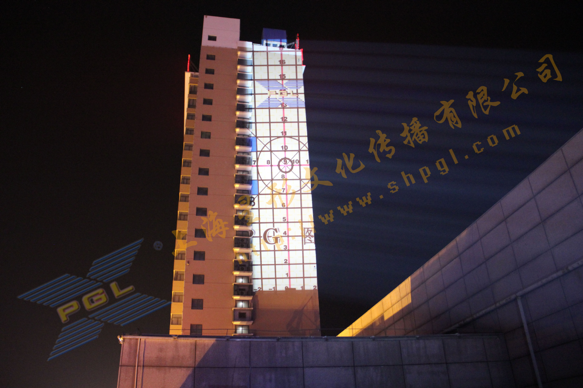 X楼宇广告投影灯_户外巨型投影灯_高清室外投影机_上海星迅
