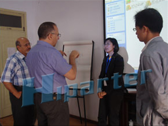 與客戶交流模具細節