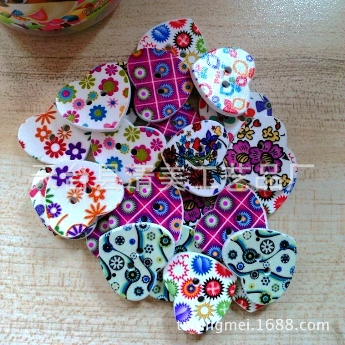 Botón de corazón de melocotón de fondo blanco de 25mm x 22mm Decoración multicolor de madera 50 piezas en un paquete Exquisito retro