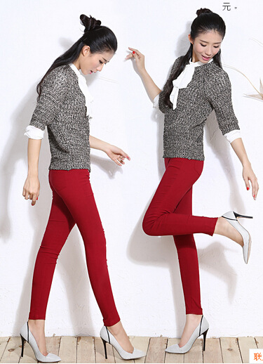 棉布
棉布是各类棉纺织品的总称。它多用来制作时装、休闲装、内衣和打底衫衫。它的优点是轻松保暖...