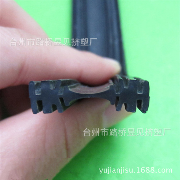 供应PVC软质密封条/包边条/封边条 门窗家具汽车塑料挤出挤塑条