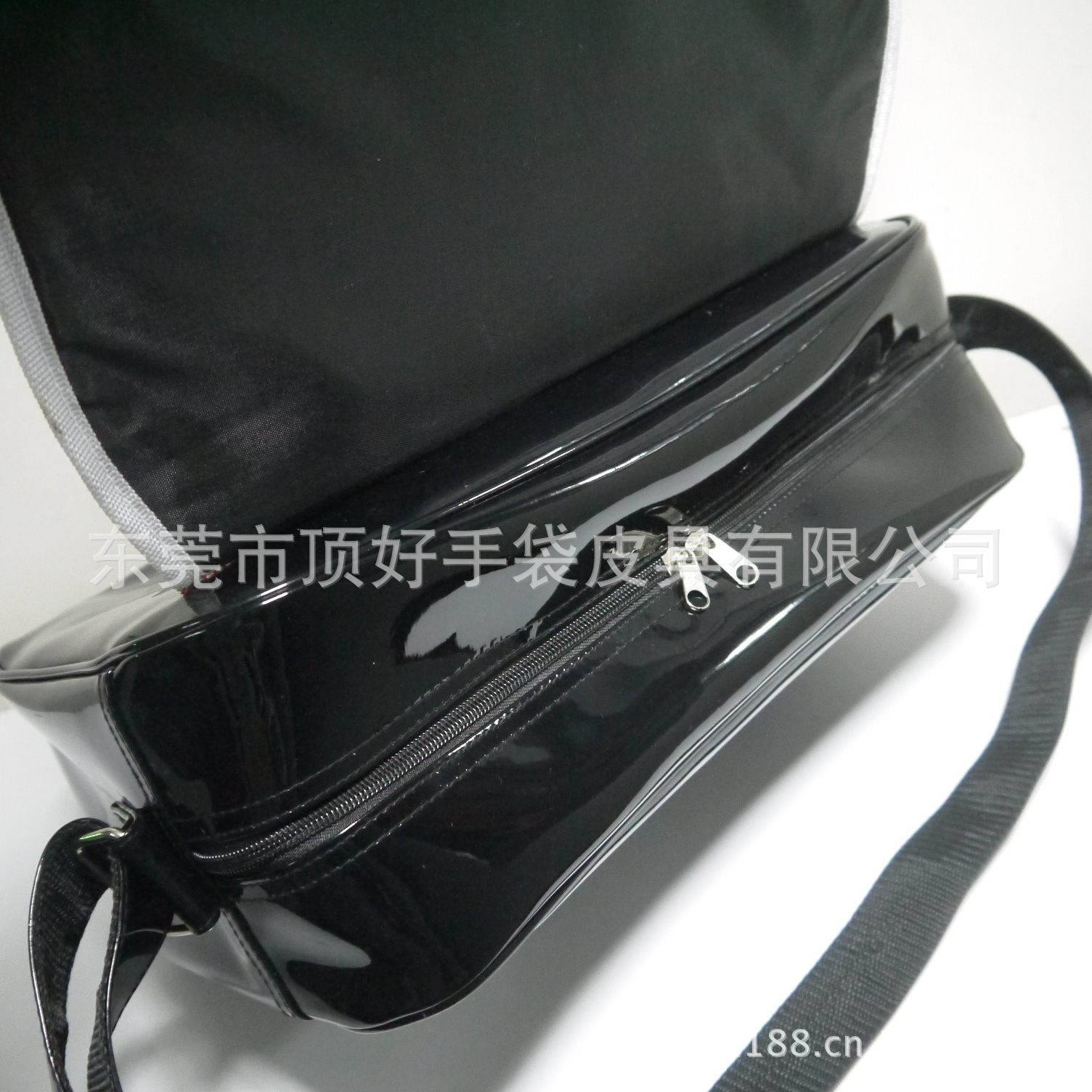 880158301_2063412846