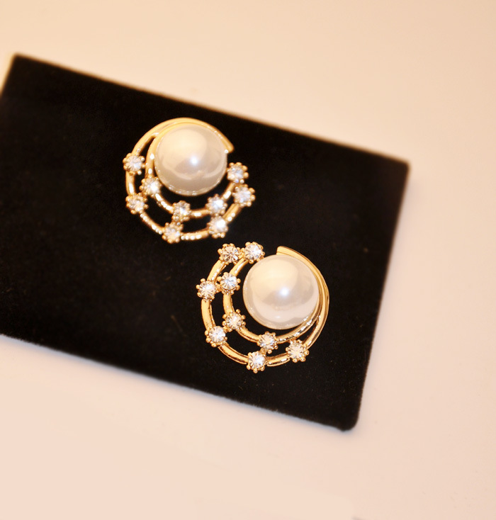 Shiny Rhinestone Shell Pearl Round Earrings display picture 4