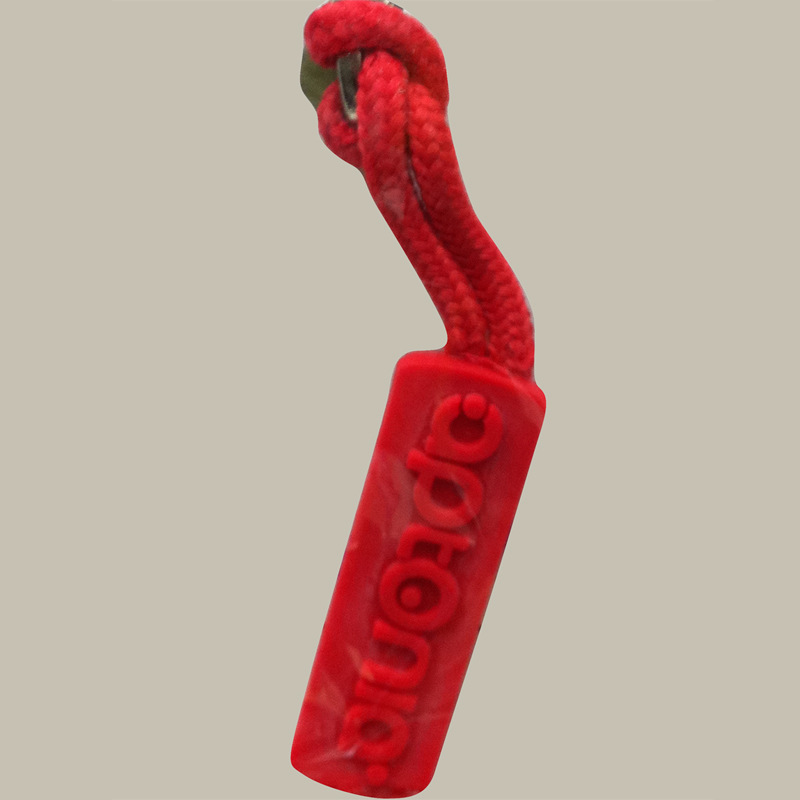 服装精品拉链吊坠，本产品在欧美女装时尚展上突破潮流，赢的市场