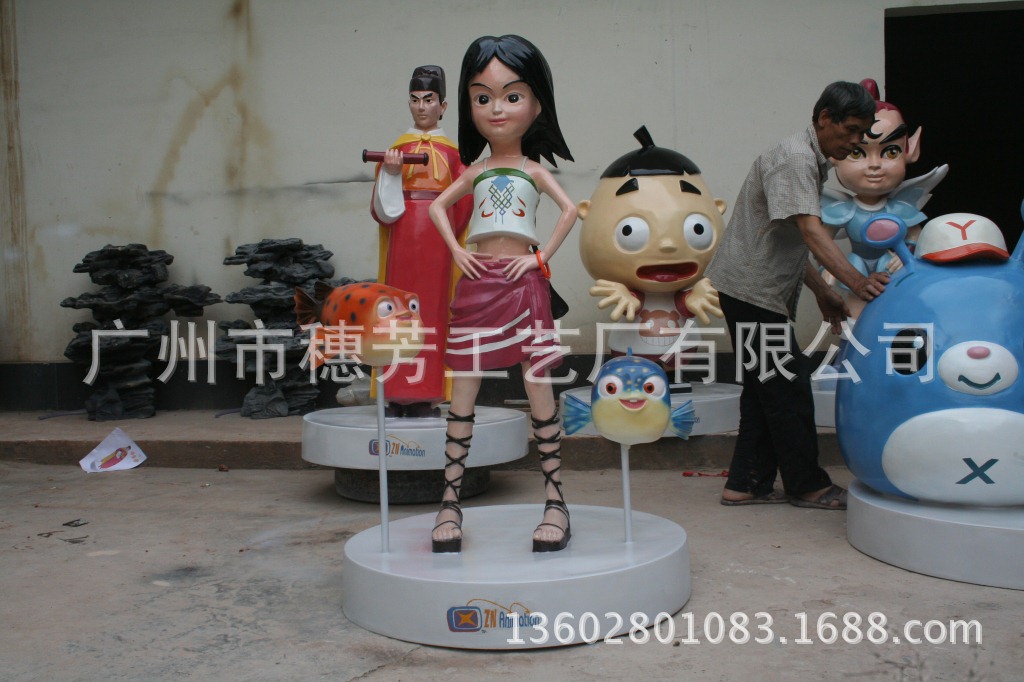 定制日本动漫老奶奶雕塑 泰国卡通雕塑 阿童木雕像 游乐场雕塑