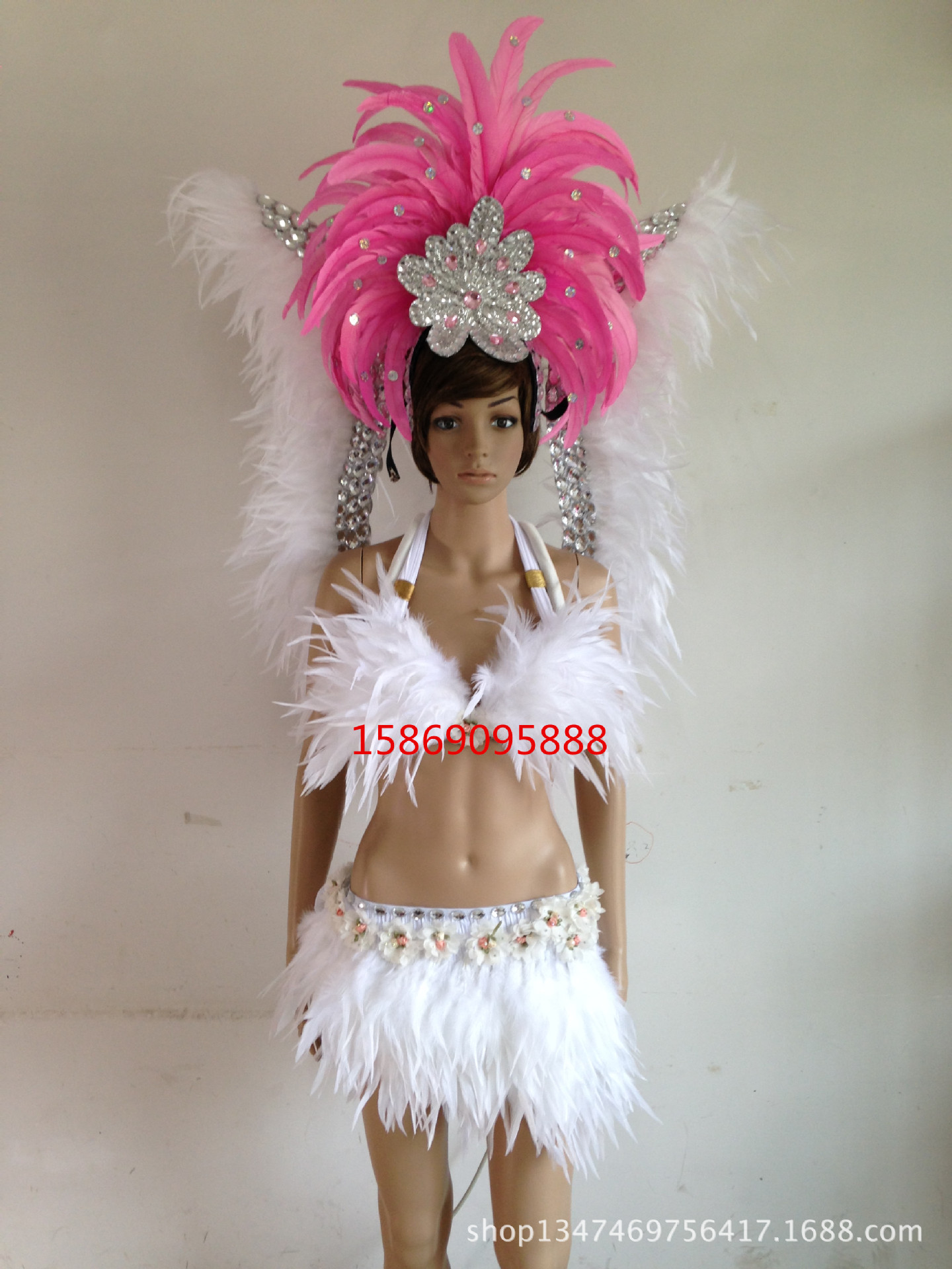 演出羽毛裝飾服裝