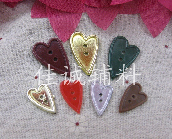 6色微斜桃心形塑料纽扣 圣诞配件 DIY塑料扣子 2孔1.1/1.6CM