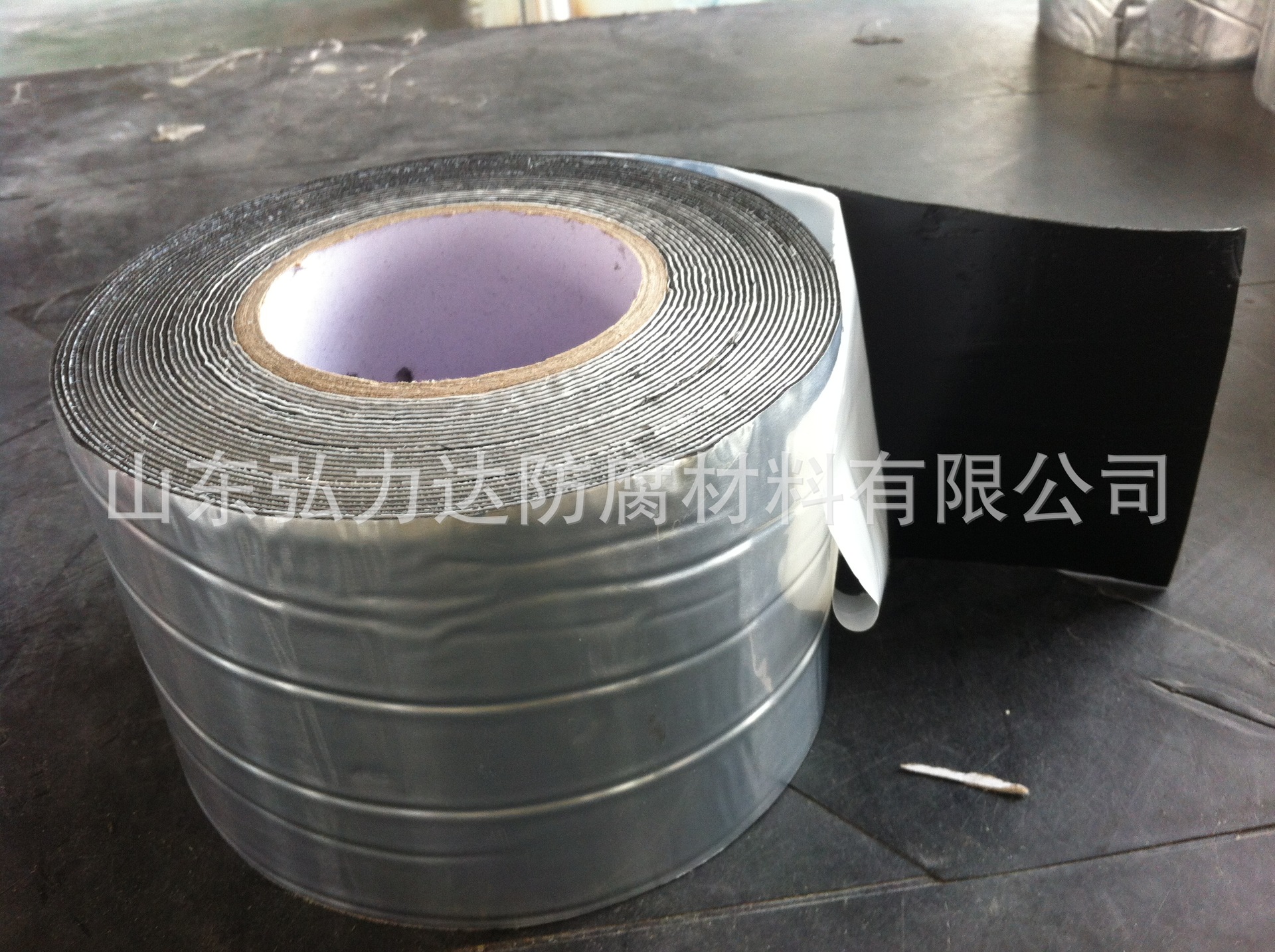 山东弘力达铝箔防腐胶带广泛地应用于屋顶防水、屋顶补漏