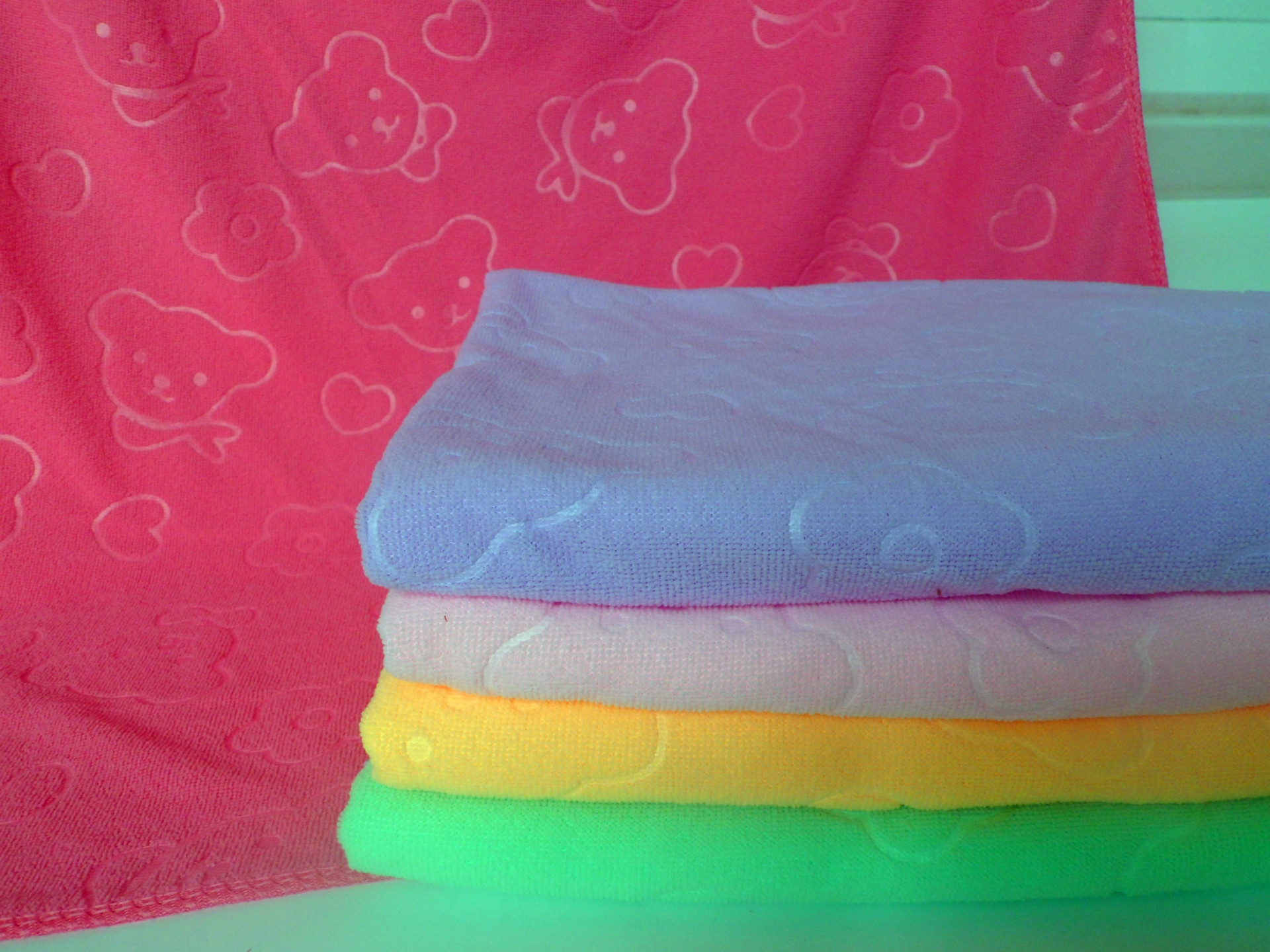 [New Arrivals]Superfine fibre Embossing Bath towel 70*140cm Multiple pattern customized Fresh and beautiful