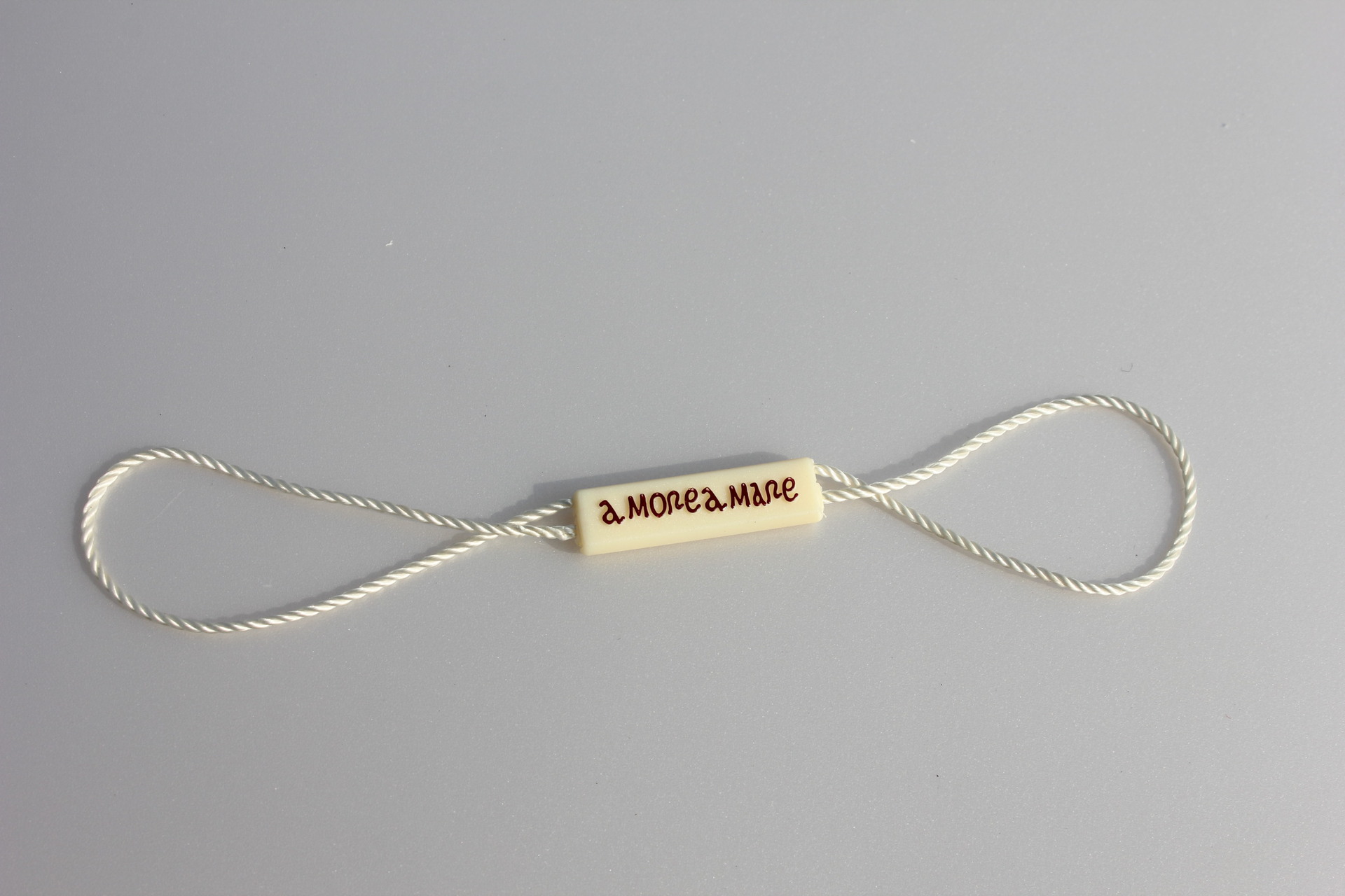 广州辉扬吊粒厂，专 业生产精美吊粒厂家，可定 制各种异形吊粒